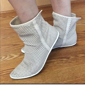 Sanuk genuine leather ankle boots / booties